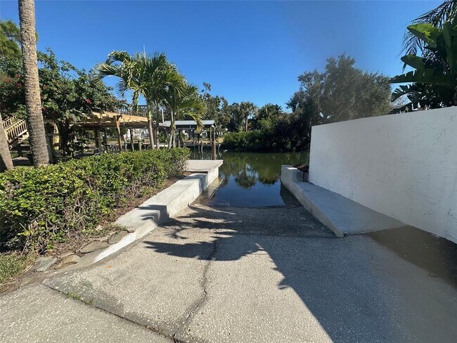 Building Photo - 2610 S Dundee St