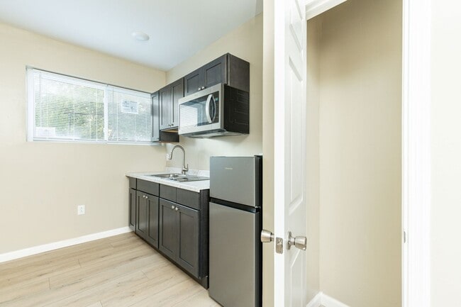 Building Photo - 104 S 51st St