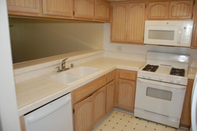 Building Photo - Two Bedroom Goleta Condo