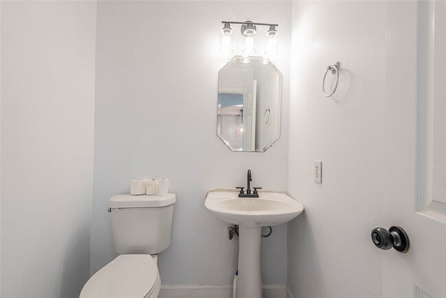 Building Photo - 1818 Quiet Hollow Dr