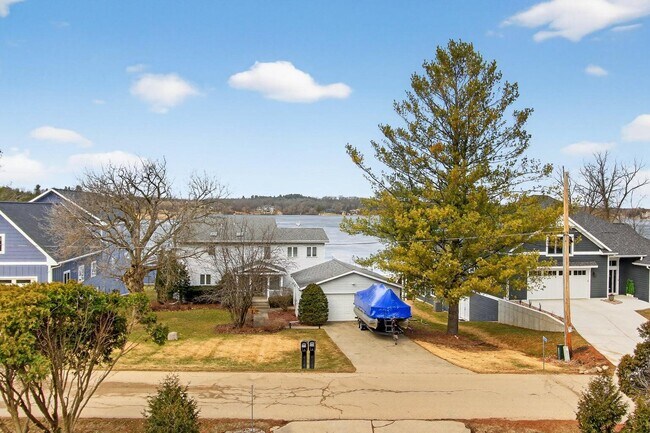 Building Photo - N7024 Oakwood Rd