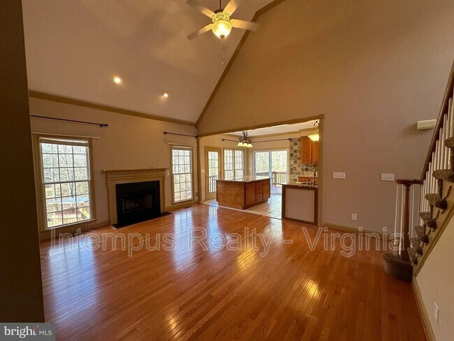 Building Photo - 41 Rainwater Ln
