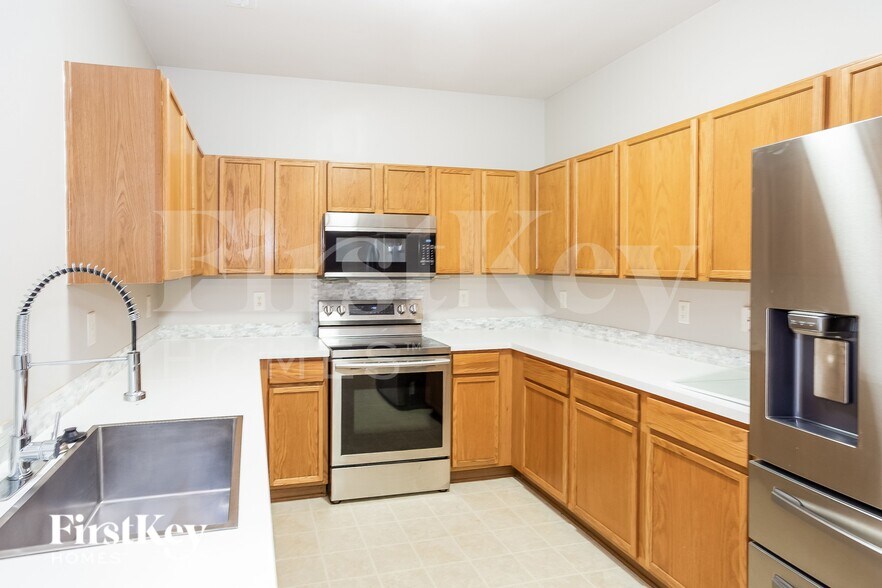 Building Photo - 8122 Chatham Oaks Dr