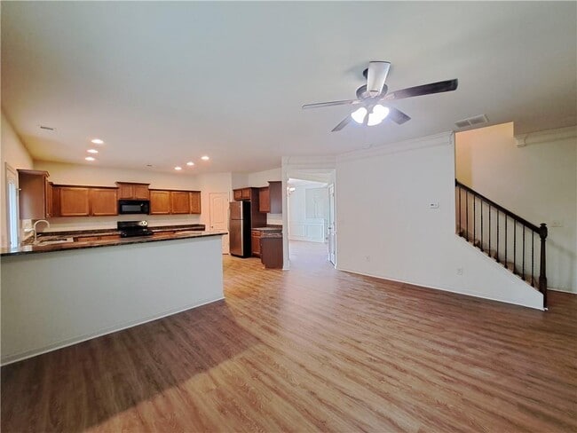Building Photo - 867 Pine Ln