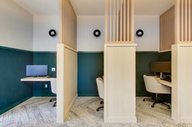 Building Photo - 933 W Van Buren St