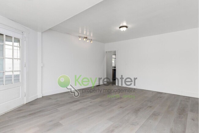Building Photo - $1000 Off First Month! Spacious 3-Bed, 2-B...