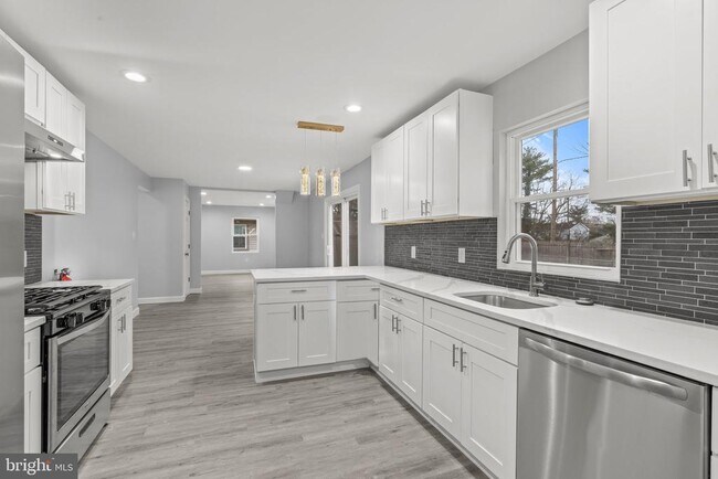 Building Photo - 34 Hinsdale Ln