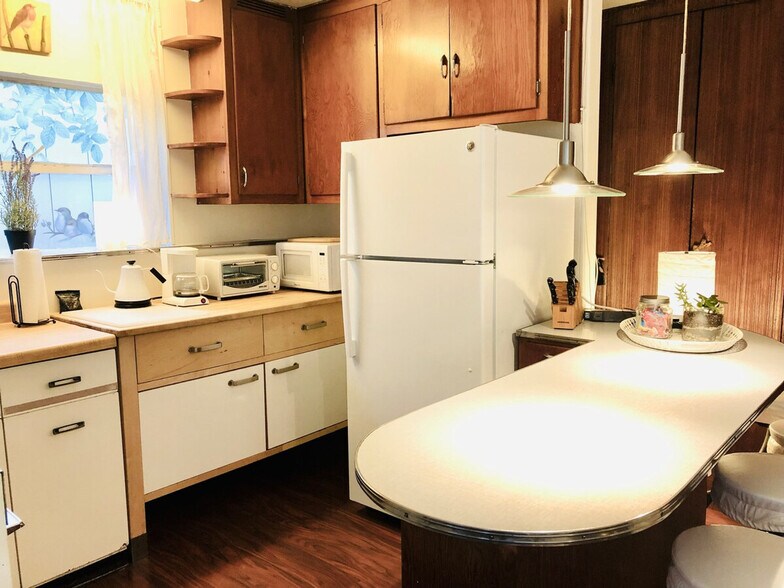 Building Photo - 4136 Beach Dr SW