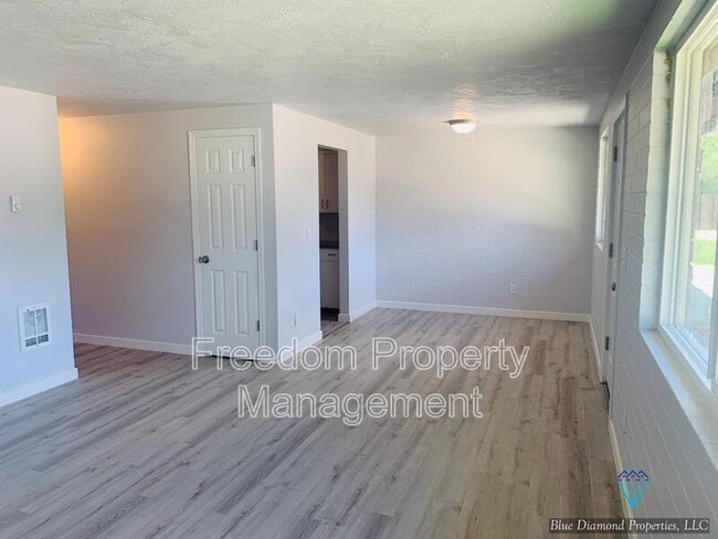 Building Photo - 3114 Iowa Ave