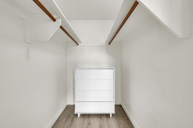 Building Photo - 6 Bedroom! 4 1/2 BATHS!  ASU! Diving Pool! Less than 1 mile to campus