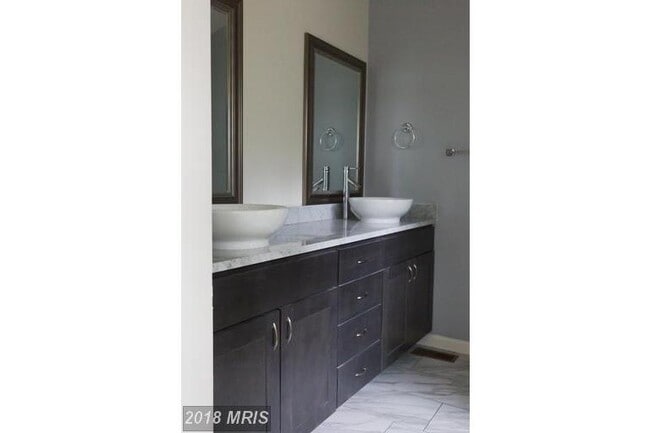 Building Photo - 3 LEVEL TOWNHOUSE WITH 1 CAR GARAGE END UNIT TOWNHOUSE