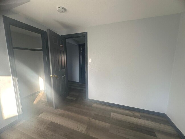 Building Photo - Move in Special!!! NEWLY UPDATED 3 B!EDROO...
