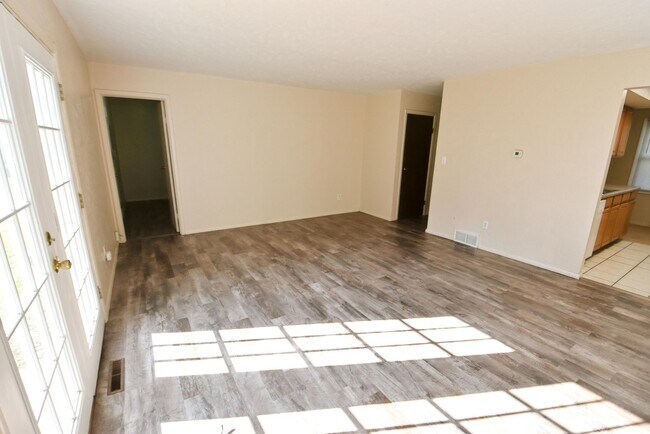 Building Photo - 3 Bedroom 1.5 Bath in North side of South Bend