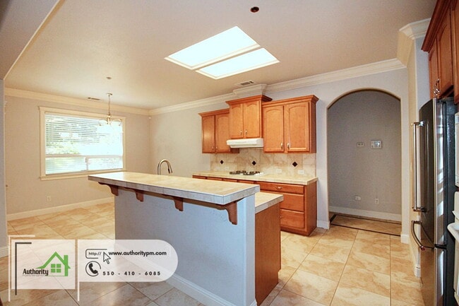 Building Photo - 2052 Hedgerow Ave
