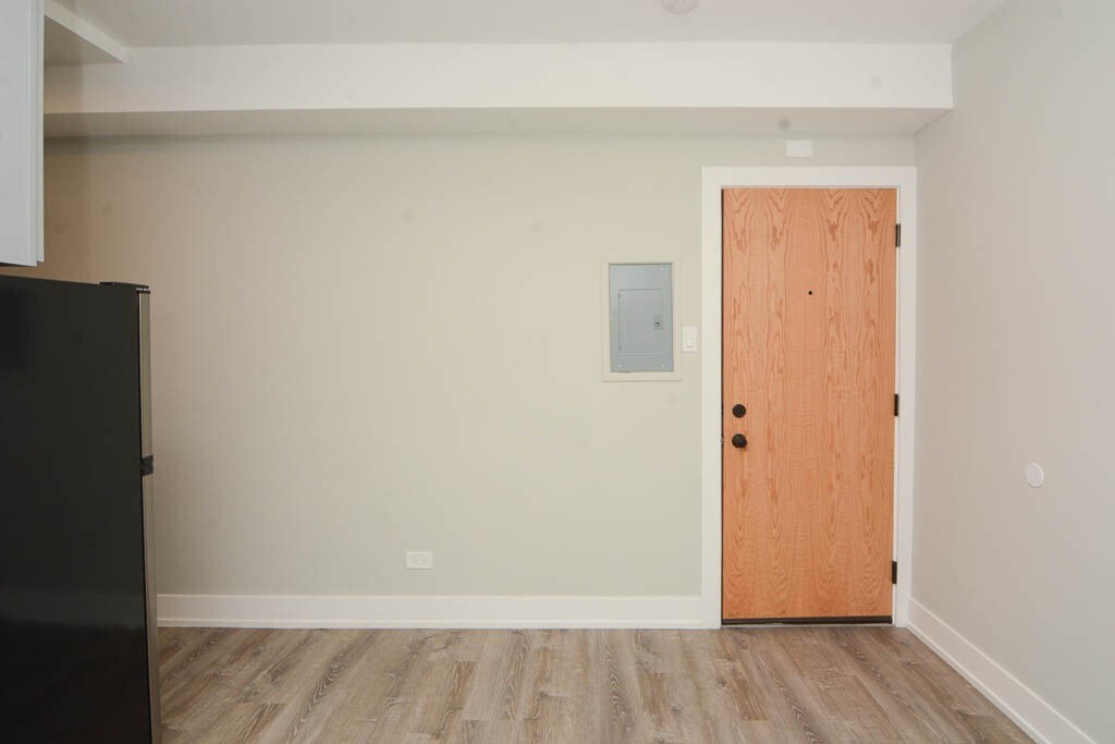 Building Photo - 508 W Belmont Ave
