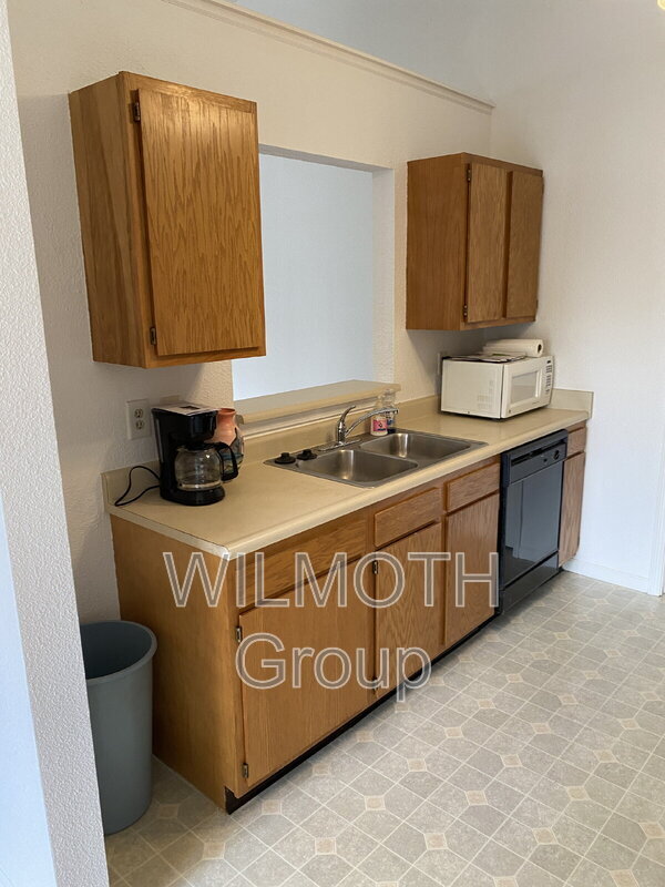 Building Photo - 5251 Bluff View Dr