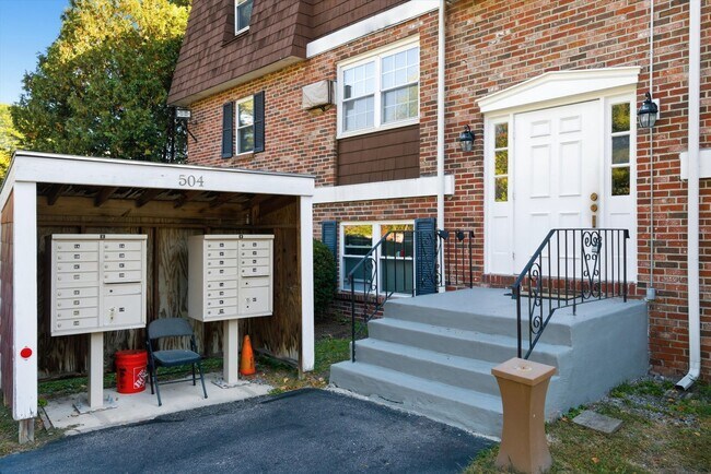 Building Photo - 504 River Rd