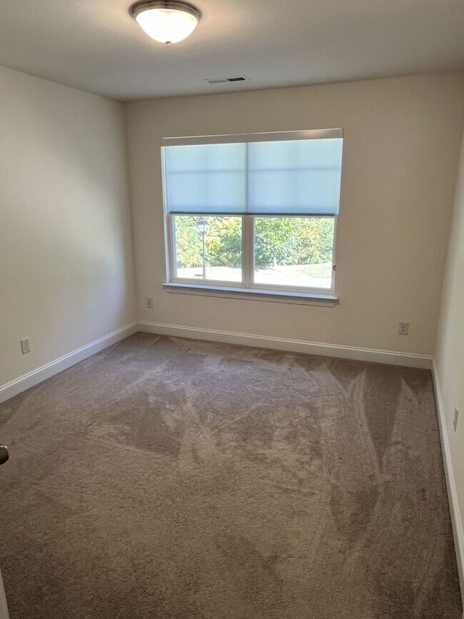 Building Photo - Newer 3 Bed + Loft Townhome in Davis Lake ...