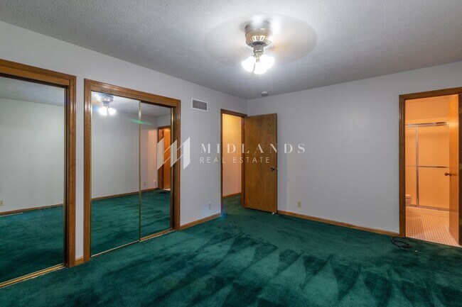 Building Photo - Updated Two Springs Split Entry