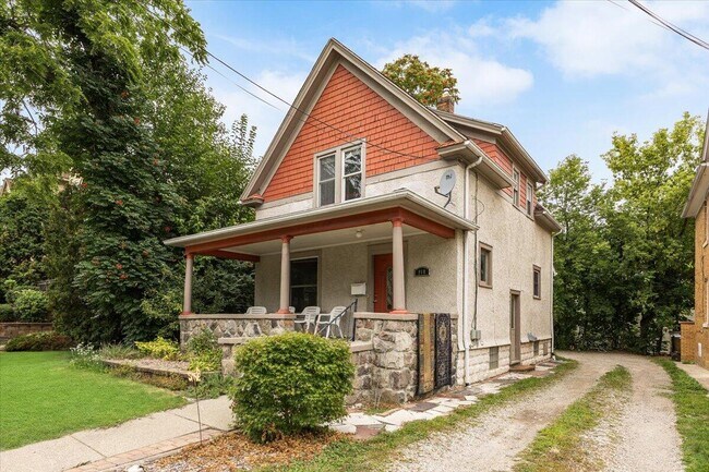Building Photo - 910 W Huron St