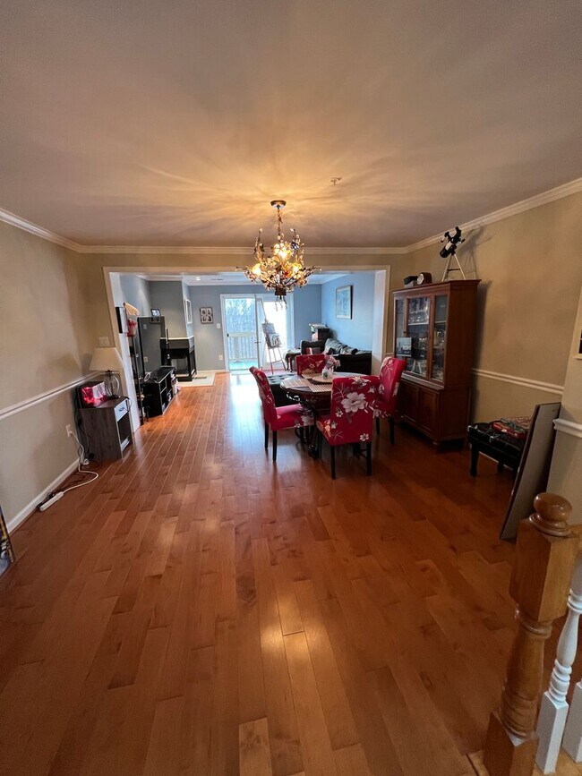 Building Photo - Stunning 2 bedroom and 3 Bathroom Townhome Style Condo / w Pool