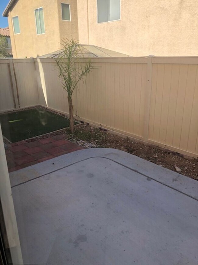 Building Photo - Expansive 3 Bedroom Treat with 2+ Bonus Ro...