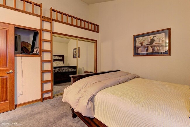 Building Photo - Beautiful 3 bedroom, 3 bath home in Lake W...