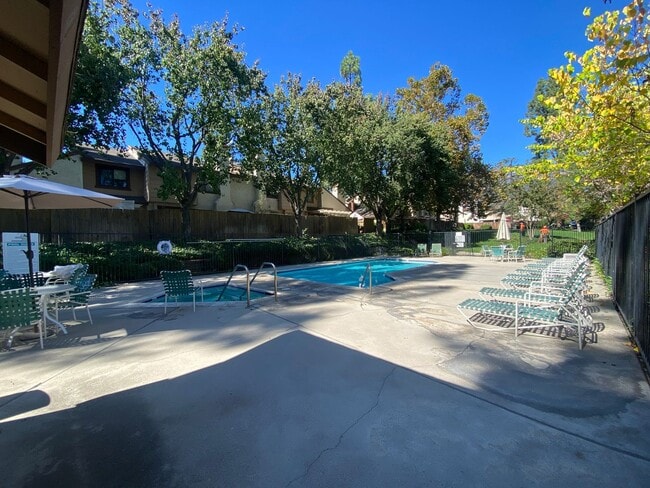 Building Photo - Alta Loma Woods Two Bed with Small Yard an...