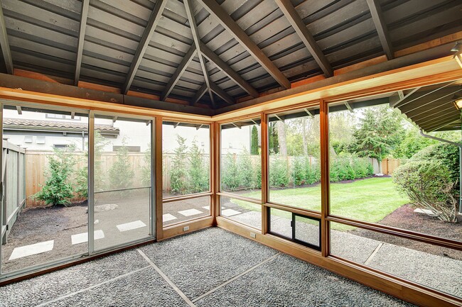 Building Photo - 4bd/2.5ba Clyde Hill Home