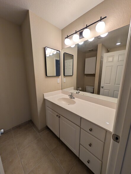 Primary bedroom private bathroom - 5218 Hampton Beach Pl