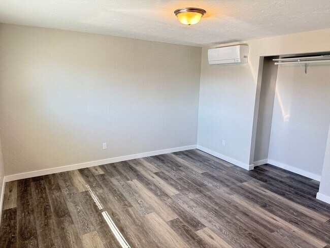 Building Photo - New 2 bed 1 1/2 bath duplex in Springfield!