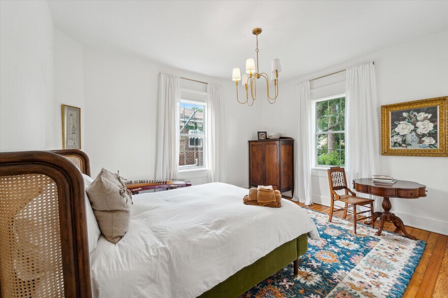 Building Photo - 211 W 40th St