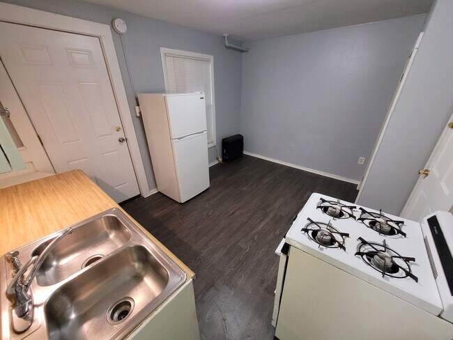 Building Photo - $975 - Efficiency Studio / 1 Bath in Downt...