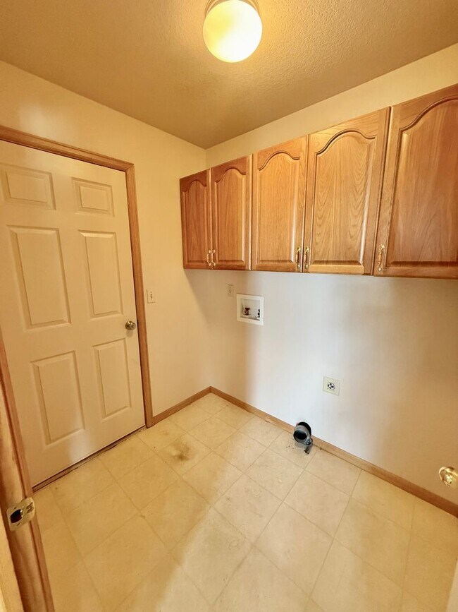 Building Photo - Ranch Style Home Located on Dead-End Street, Easy Access to I-25