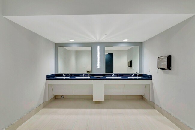 Building Photo - 14096 Huntington Pointe Dr