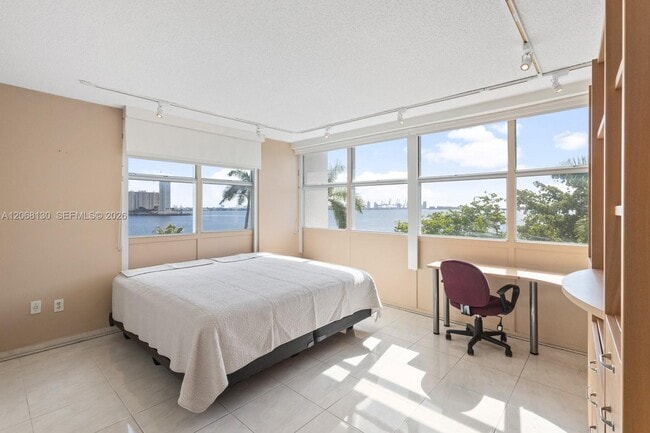 Building Photo - 1420 Brickell Bay Dr