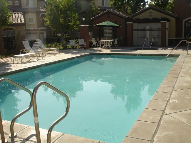 Building Photo - COMING SOON! Village Walk 2 Bedroom for Re...