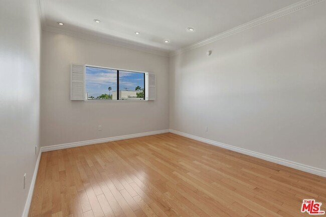 Building Photo - 4443 Ventura Canyon Ave
