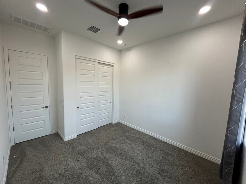 Building Photo - 8731 W Wagon Wheel Dr