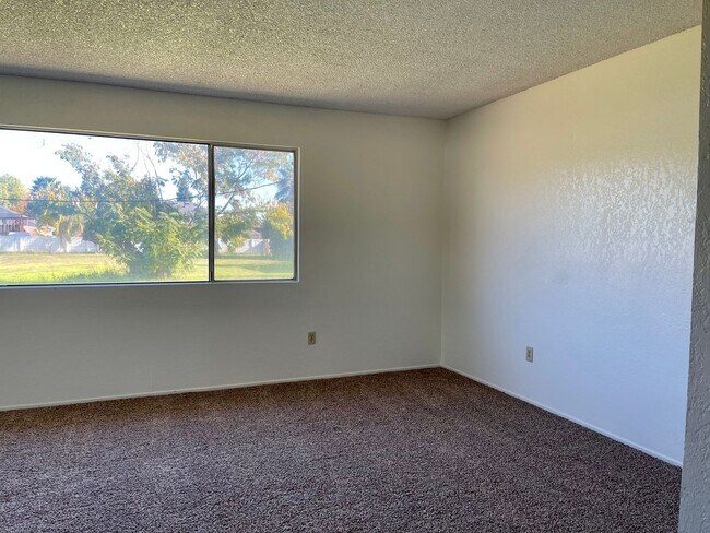 Building Photo - 4 bedroom home in convenient location on Alta Mesa Dr.