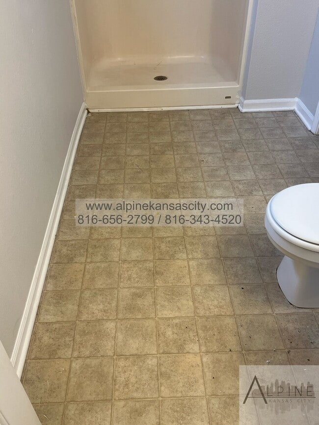 Building Photo - Spacious Gladstone Duplex, Corner Lot, 2 Car Garage!