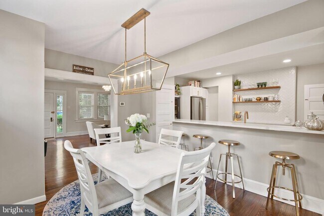 Building Photo - 404 S Jackson St