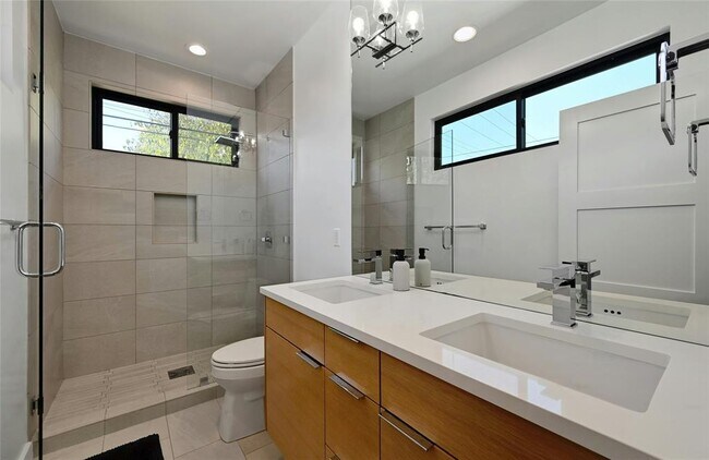 Building Photo - 407 S Park Dr