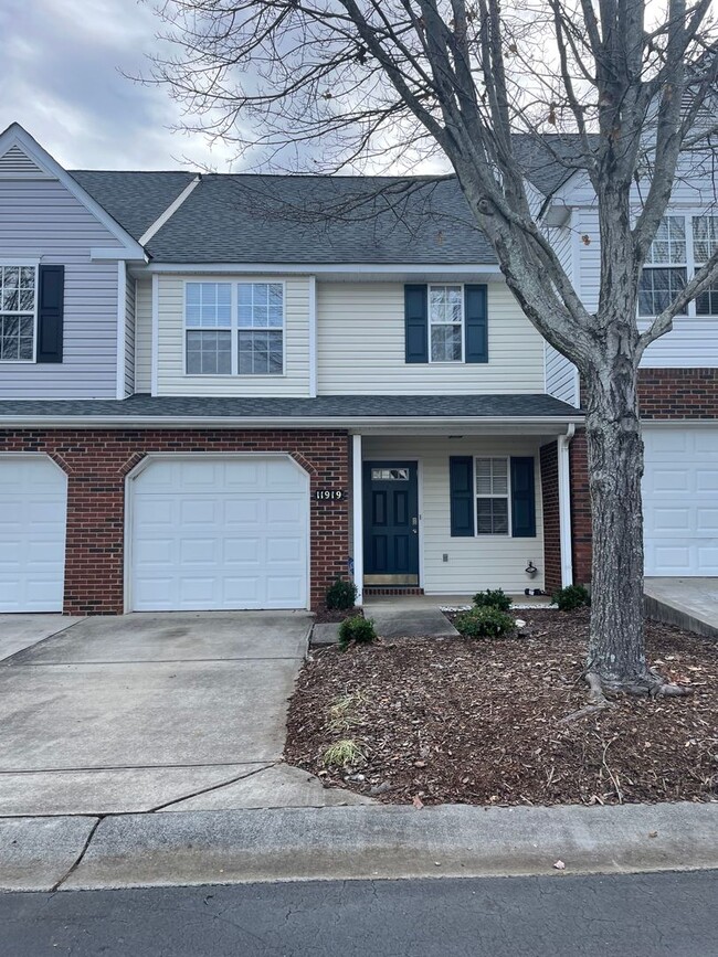 Building Photo - Beautiful Townhome in Ballantyne