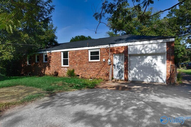 Building Photo - 4304 Lakeview Dr NW