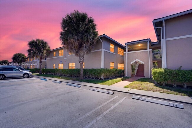 Building Photo - 1028 Twin Lakes Dr