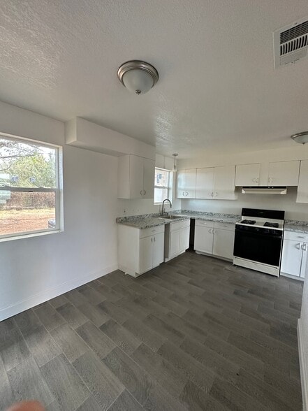 Building Photo - 23 W Eyman St