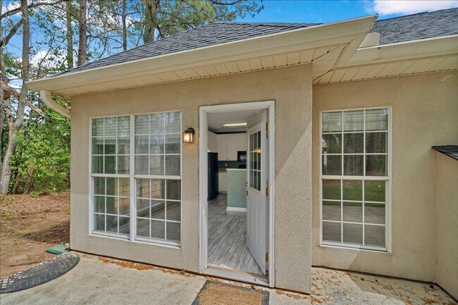 Building Photo - Country Club Living