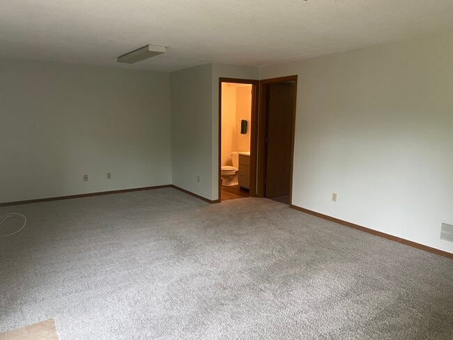 Building Photo - 3216 Meadow Trail Dr