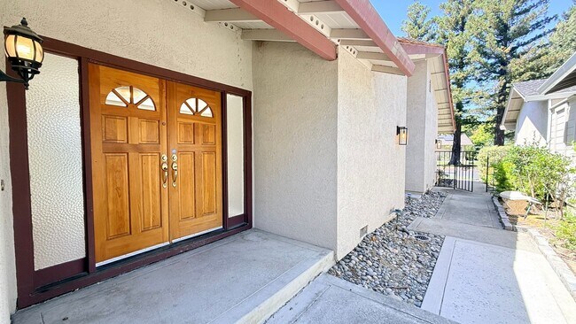 Building Photo - 750 N Paradise Valley Ct
